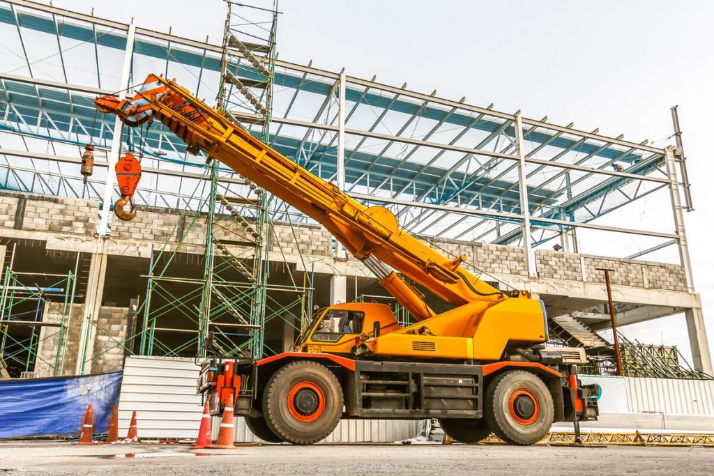hydraulic-crane-ready-to-lift-materials